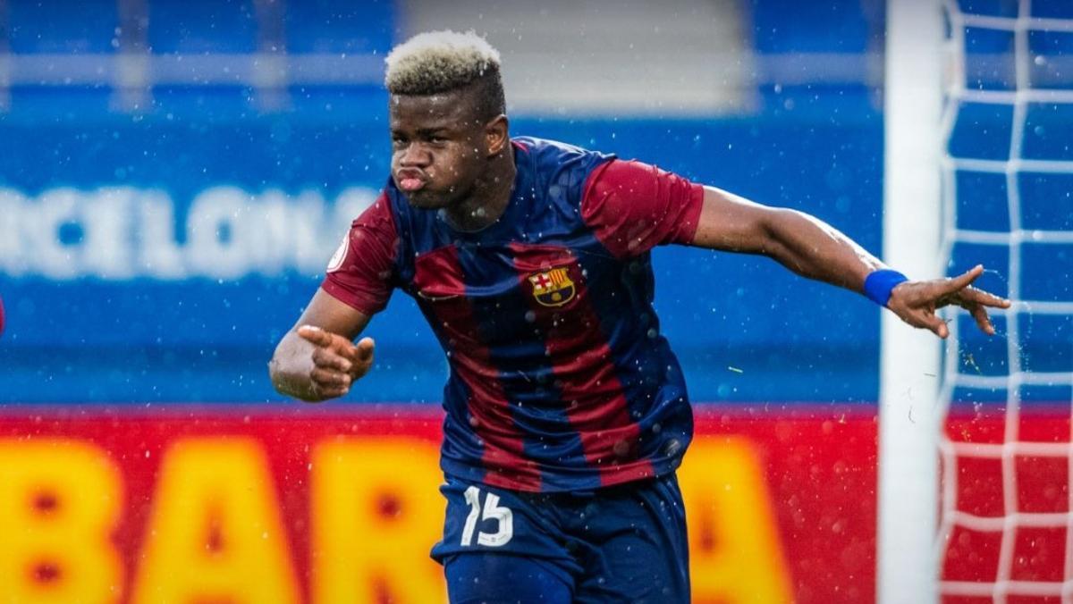 Mikayil Faye, el central senegalés del Barça Atlètic, celebra un gol en el Estadi Johan Cruyff.