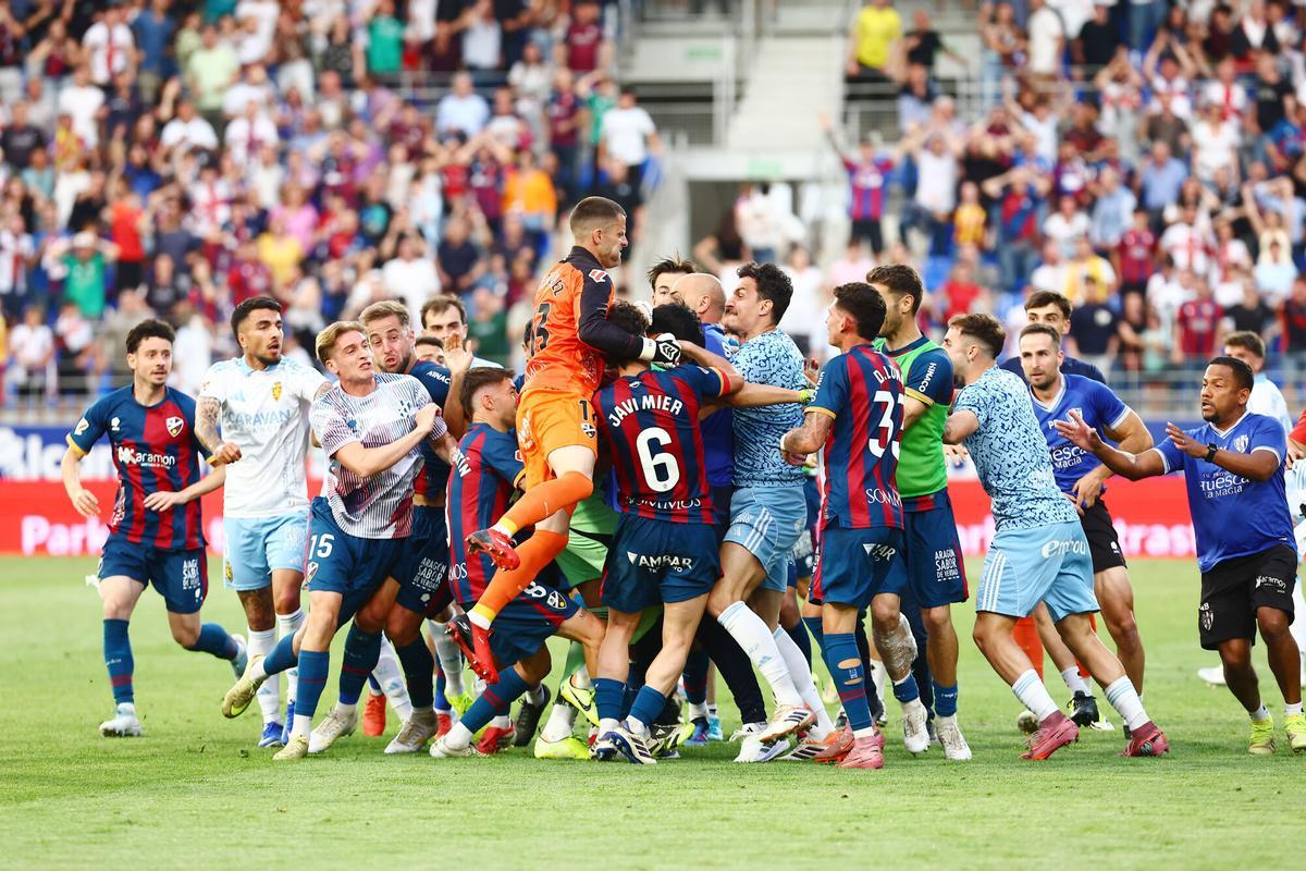 La tangana final en el partido Huesca-Real Zaragoza, en imágenes. La tangana final en el partido Huesca-Real Zaragoza, en imágenes.