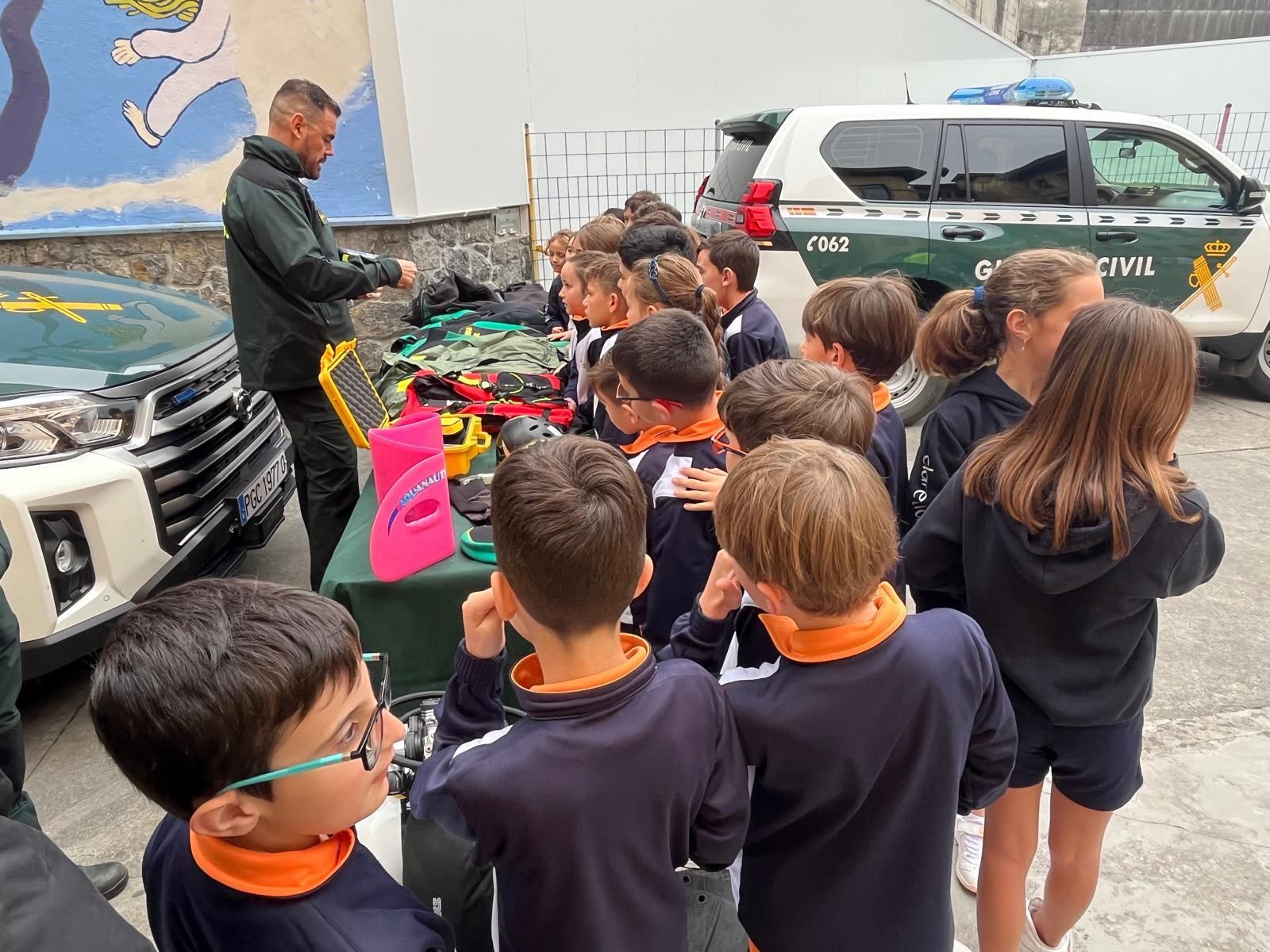 Exhibición de la Guardia Civil en el Colegio María Inmaculada de Laviana