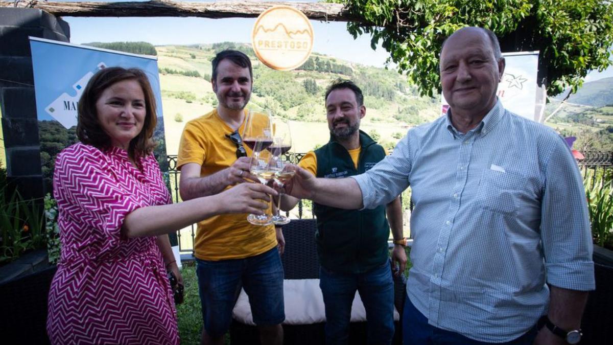 La directora de Desarrollo Rural, Begoña López; José Luis Rodríguez-Mera, organizador del festival; José María Martínez, presidente de la DOP Vino de Cangas, y José María Álvarez, edil de Cultura, ayer, en la presentación de la cita.