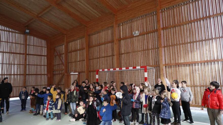 Un momento de la inauguración de la pista cubierta del Honesto Batalón.