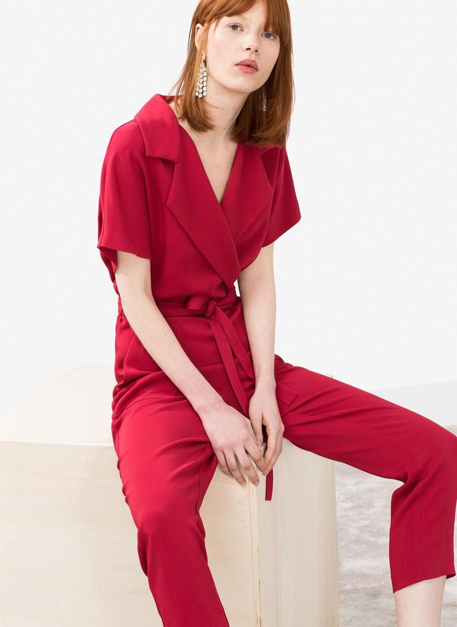 Jumpsuit para una ocasión especial, en color rojo de Uterqüe (125€)