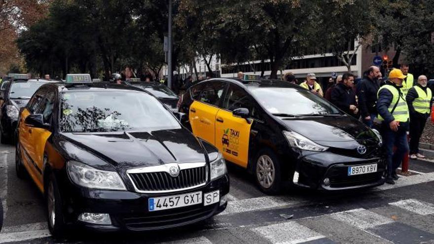 Incidentes en el primer día de huelga de taxis en Barcelona