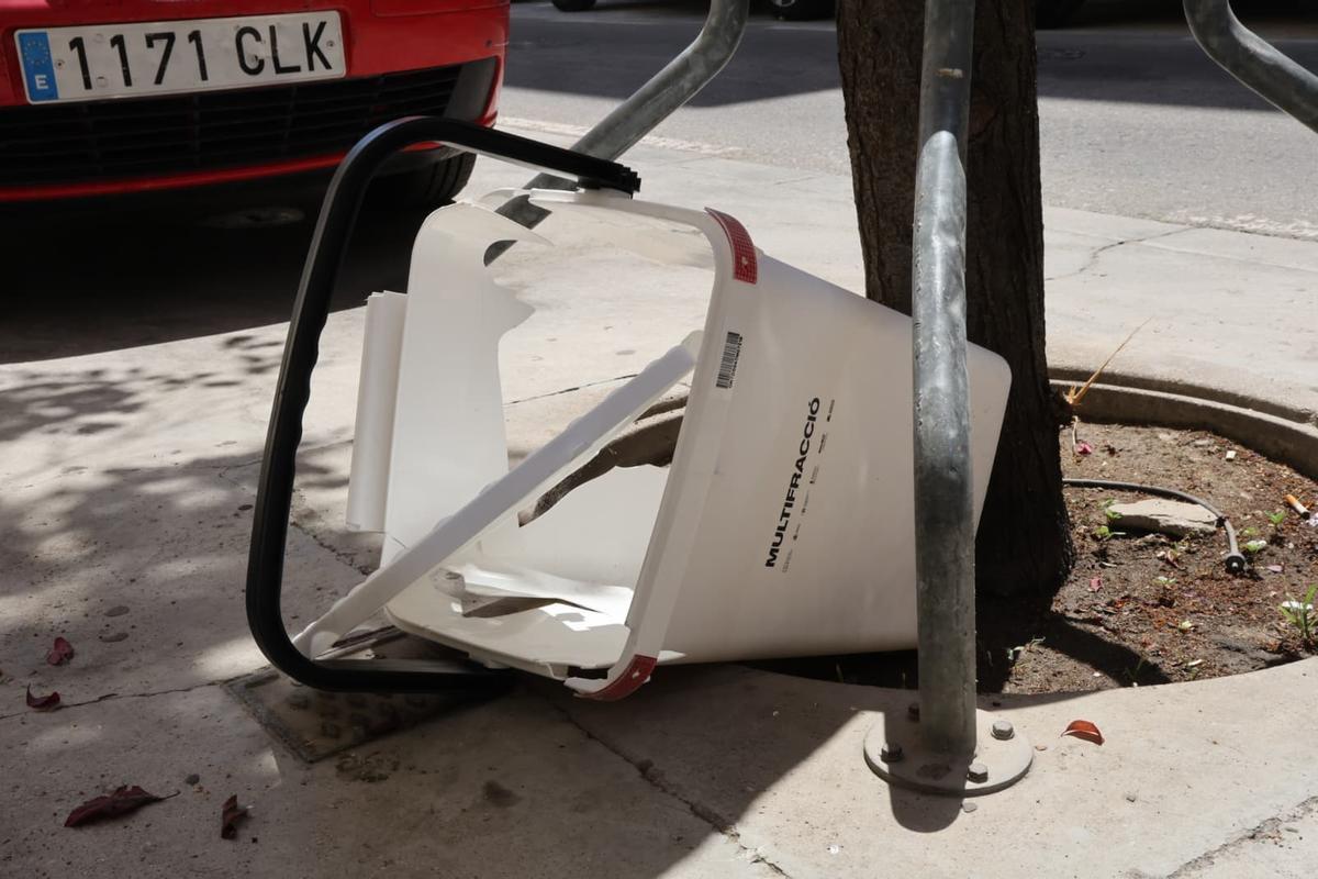 Cubo de basura roto en una calle de Ontinyent.