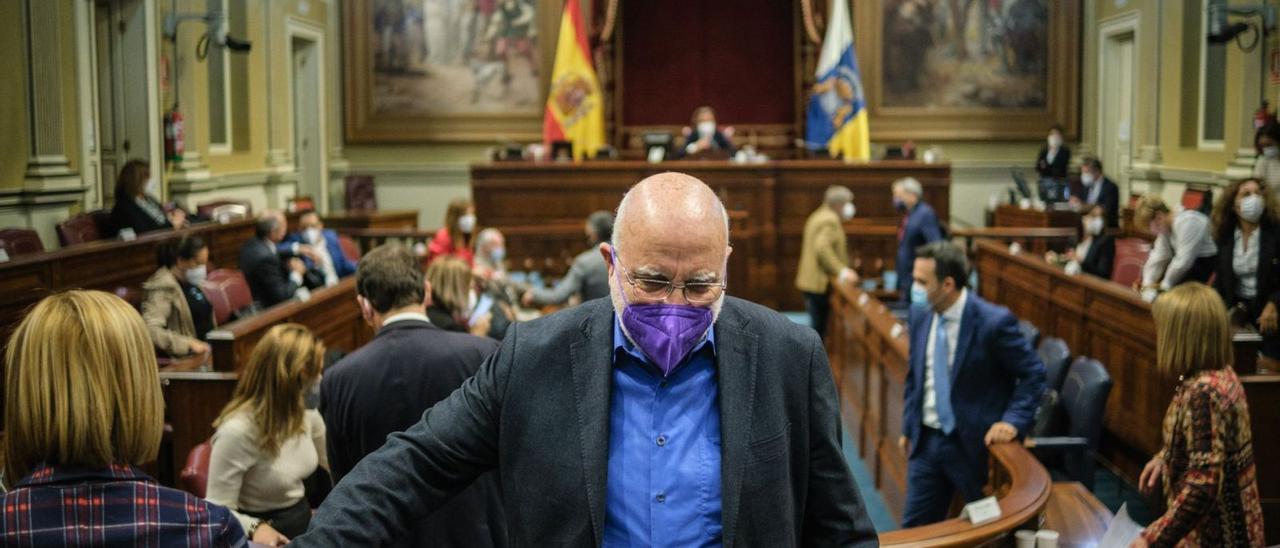 Manuel Marrero, ayer, durante un momento de descanso en la sesión del Parlamento canario. | | ANDRÉS GUTIÉRREZ