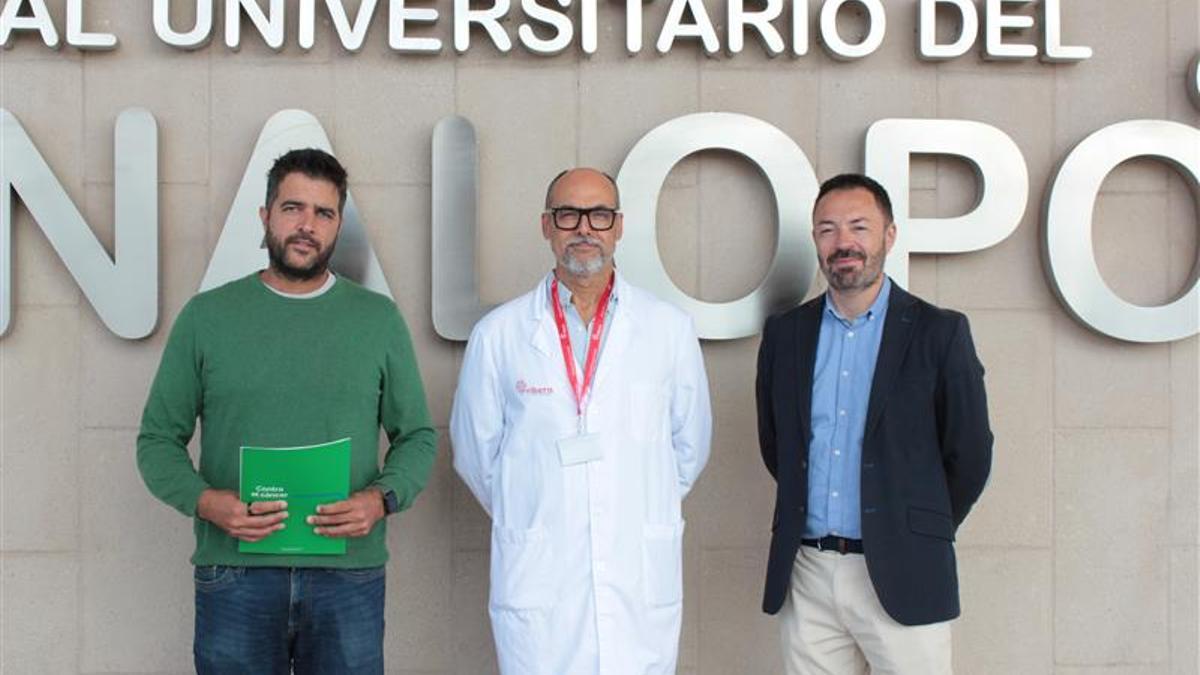 Responsables de la Asociación Española Contra el Cáncer junto al gerente del Hospital del Vinalopó