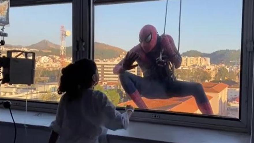 Spiderman se descuelga por la fachada de un hospital para sacar una sonrisa a los más pequeños