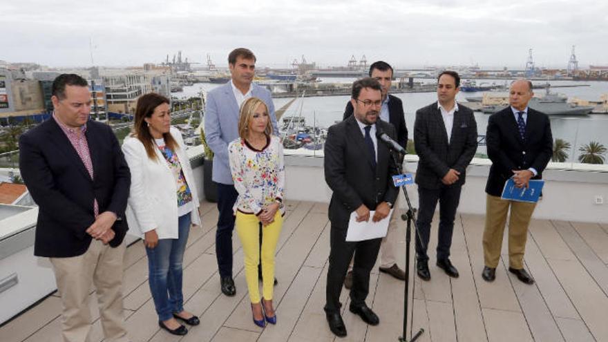 Antona, junto al resto de candidatos de las listas insulares al Parlamento de Canarias, ayer, en la presentación del programa.