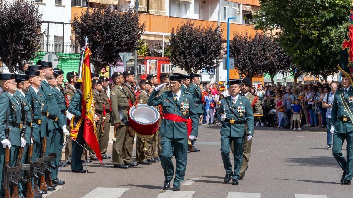 Un momento del gran desfile de la Guardia Civil en Almendralejo.