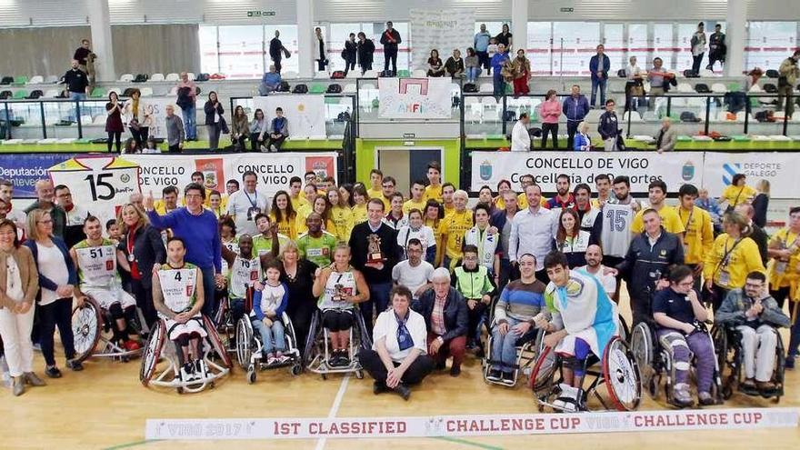 Jugadores y directivos del Amfiv, junto a los miembros de las instituciones y colaboradores, tras ganar la Challenge Cup. // Marta G. Brea