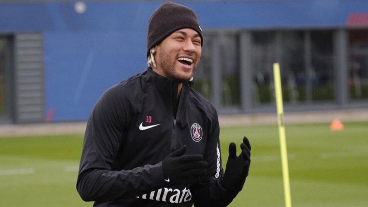 Neymar, feliz en un entrenamiento con el PSG