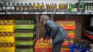 La rebaja del IVA del aceite puede tardar meses en llegar al supermercado