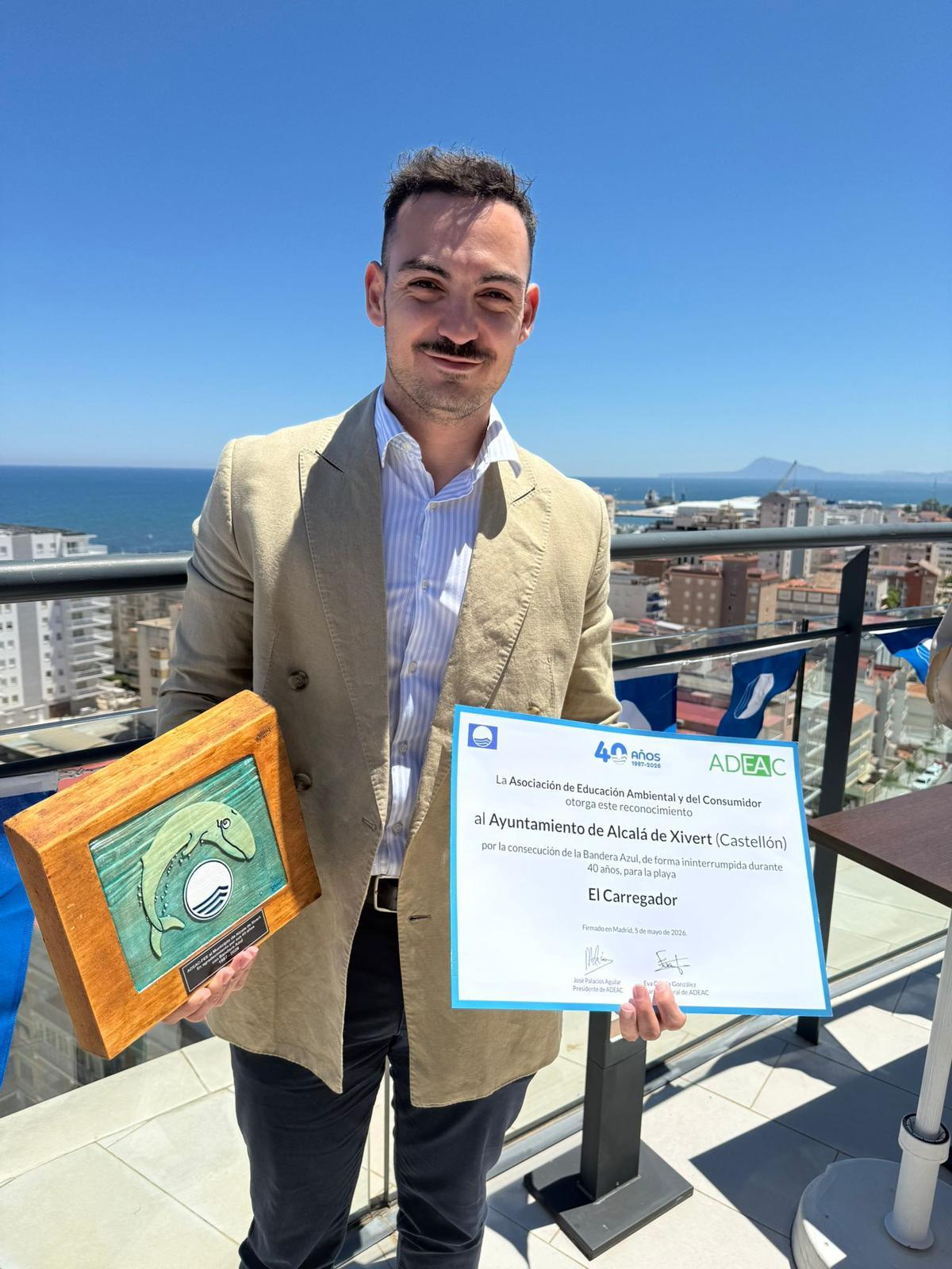 El concejal Javi García Pitarch recogió el distintivo.
