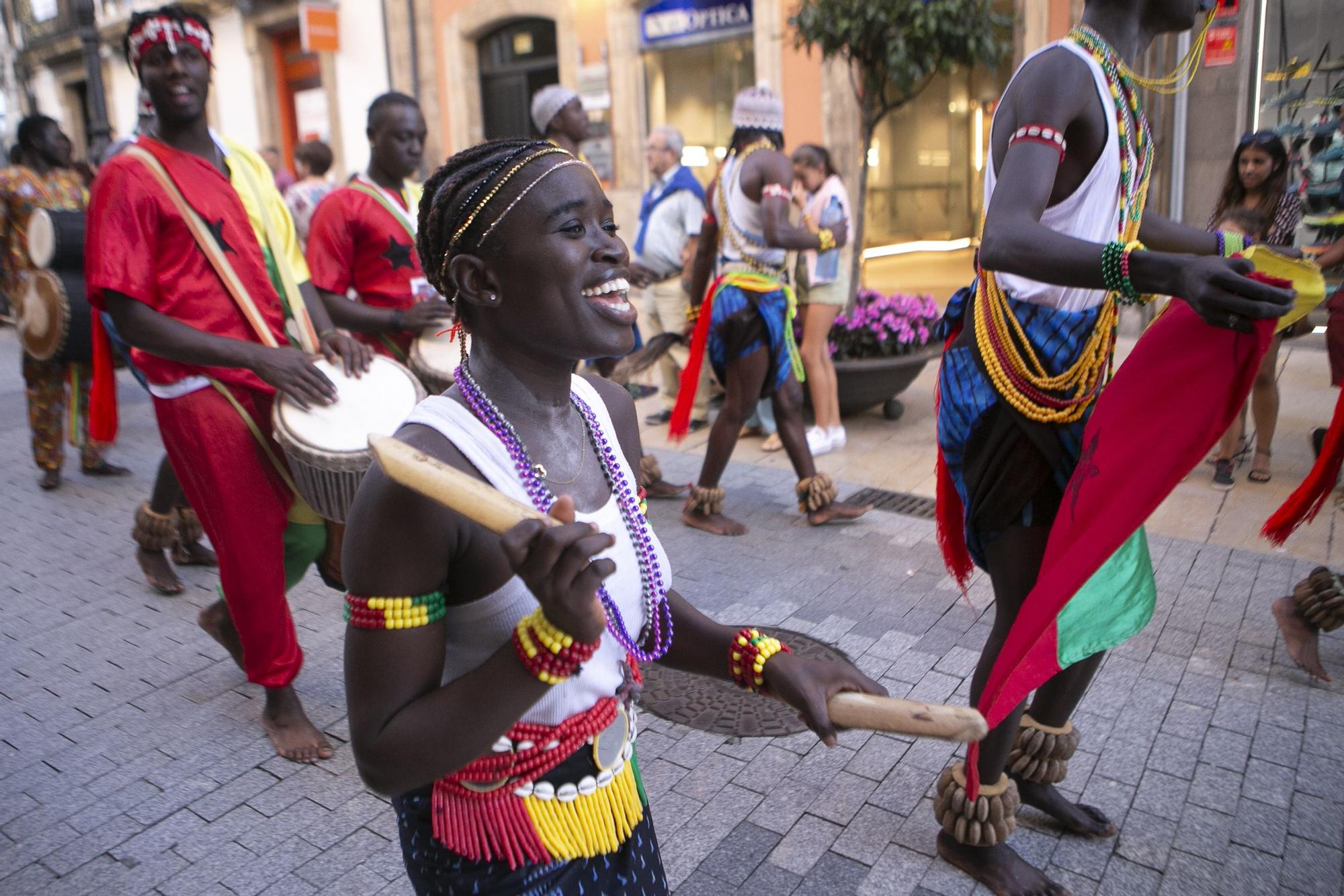 El festival de música y danzas populares llena las calles de Avilés de color