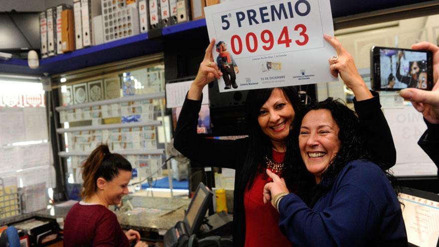 Teresa Sánchez, María Jalón y Verónica Varela propietarias de la administración del centro comercial Los Rosales.