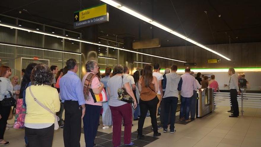 Los viajeros del metro se aglutinan en la parada de El Perchel.