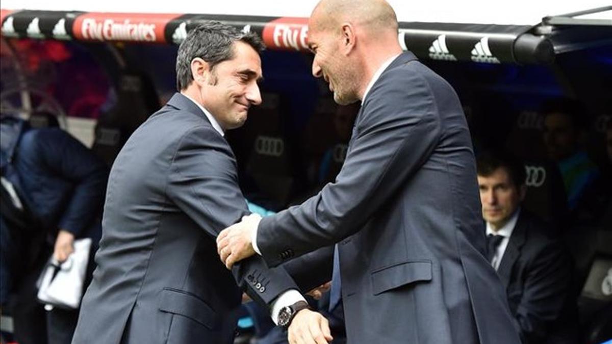 Zidane saluda a Valverde antes del inicio del encuentro