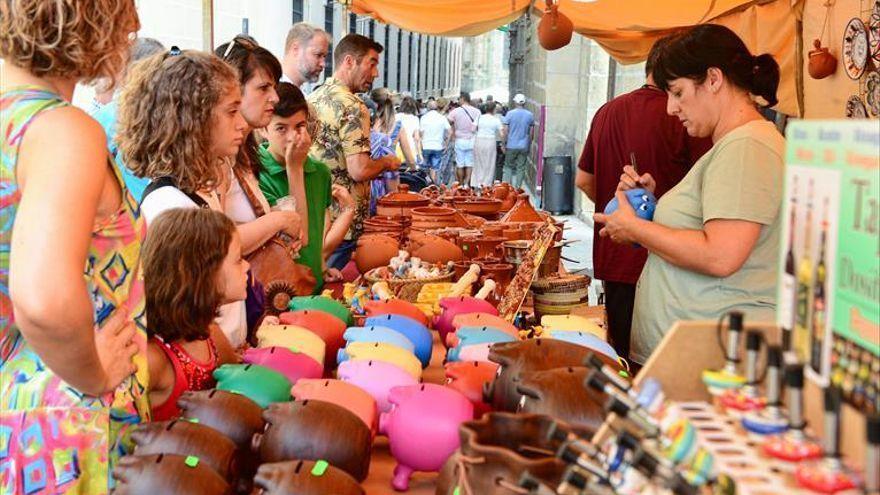 Puesto de artesanía, en el mercado del Martes Mayor de Plasencia.