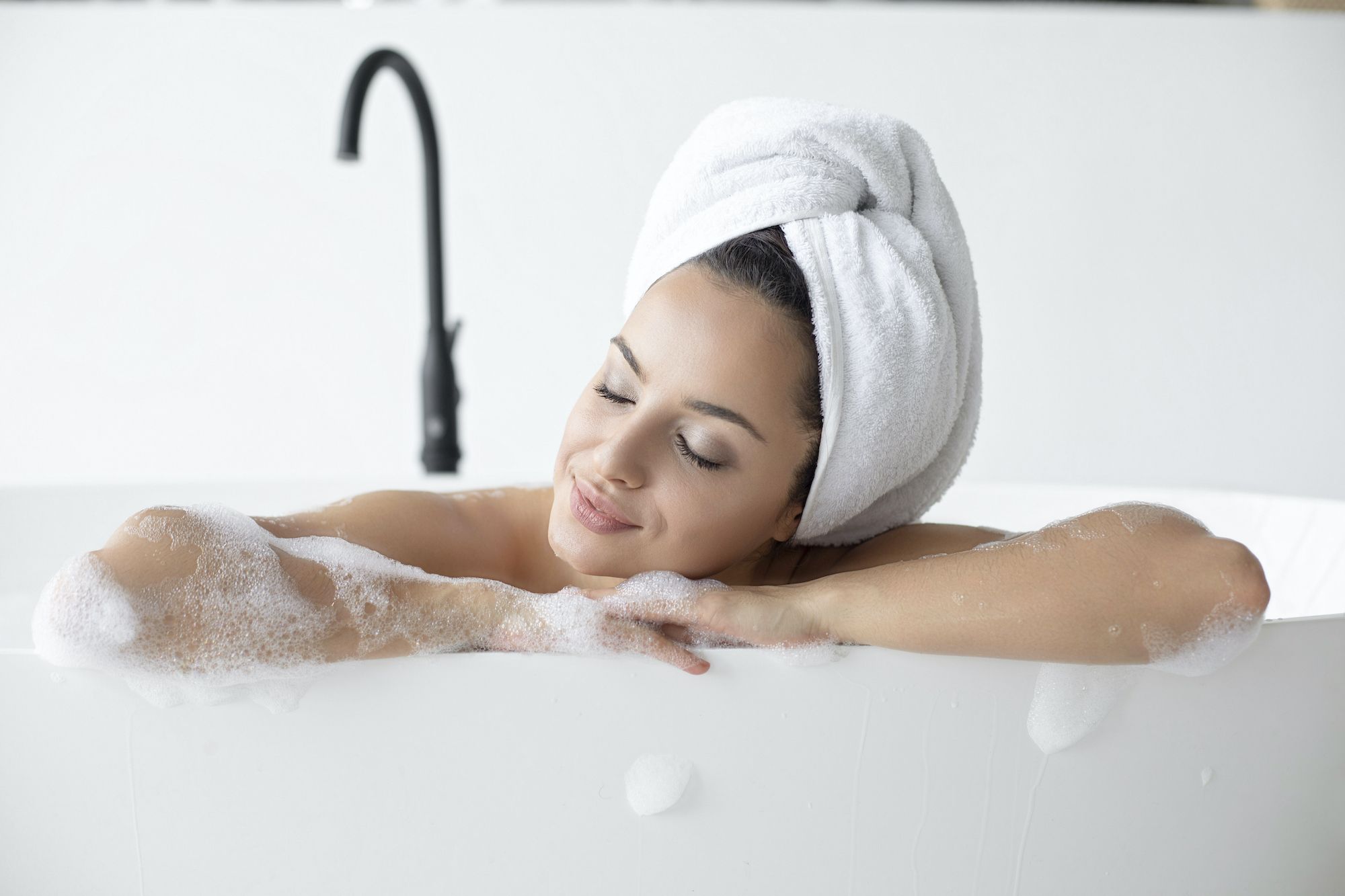 Mujer relajada en el baño