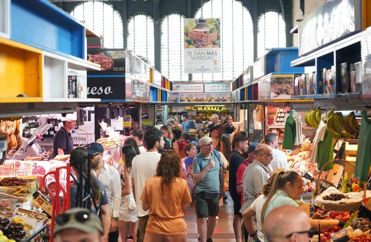 El ayuntamiento de la ciudad, han colocado carteles de prohibido hacer fotografías a los productos y para que no se paren y colapsen los pasillos, los turistas