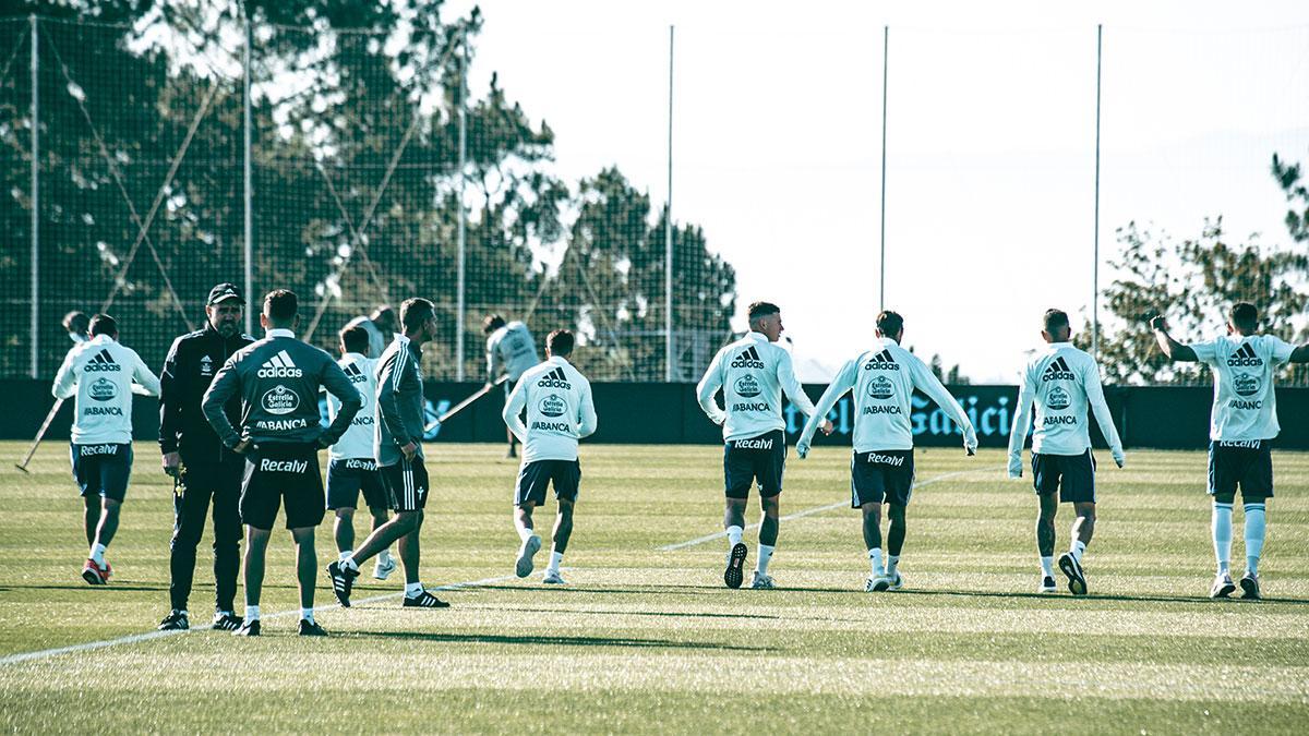 Los jugadores del Celta, en el arranque del entrenamiento de ayer.