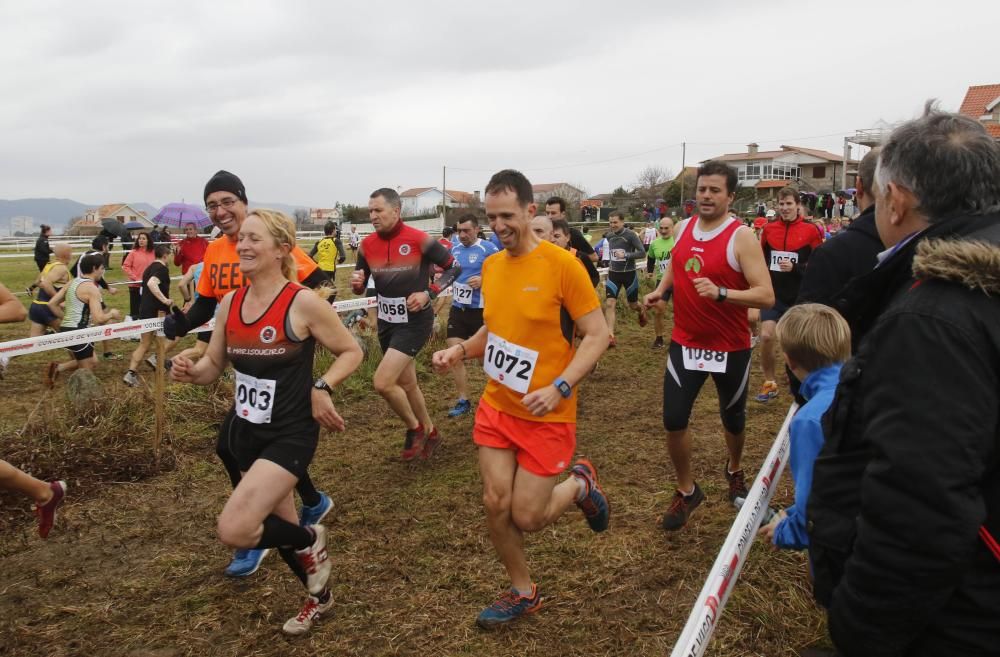 Cientos de corredores en el Trofeo San Miguel de Oia.