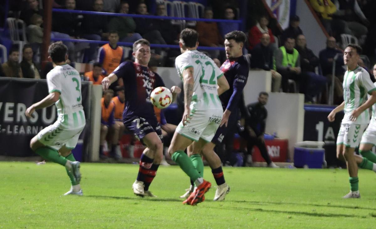 Serpeta, autor del gol del Yeclano, trata de controlar el balón ante un rival.