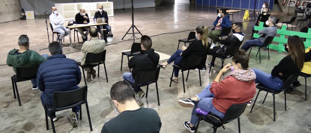 El concejal de Fiestas presidió ayer la reunión con las murgas infantiles.