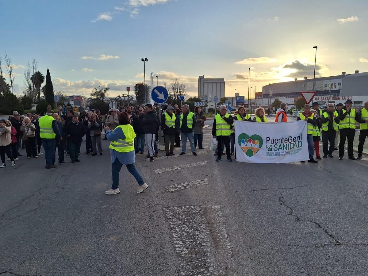 Un momento de la manifestación por la sanidad pública de este sábado, en Puente Genil.