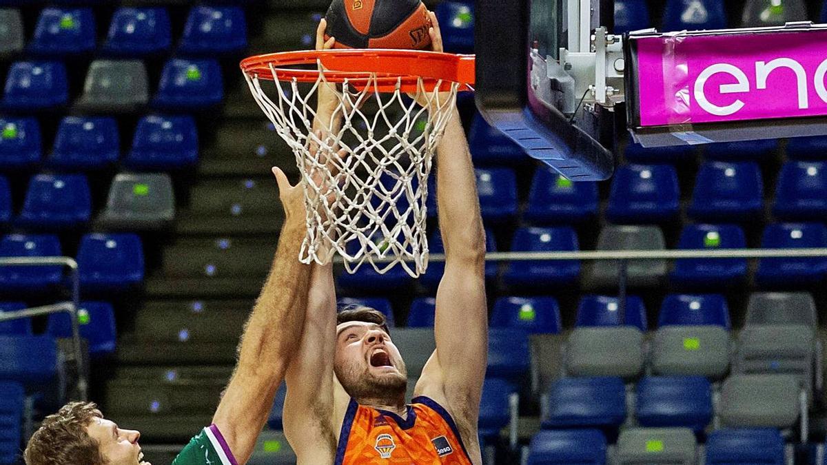 Mike Tobey, uno de los más destacados, machaca a canasta, ayer, ante el Unicaja. |  EFE/CARLOS DÍAZ