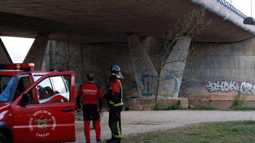 Los bomberos rescatan a un hombre del Duero