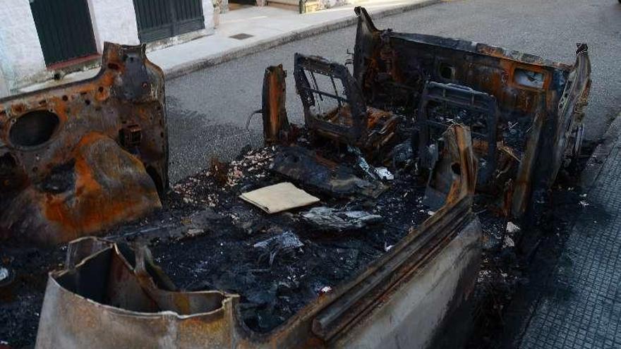 El coche aún está en la calle Tomás Bolívar, en Bueu. // G.Núñez