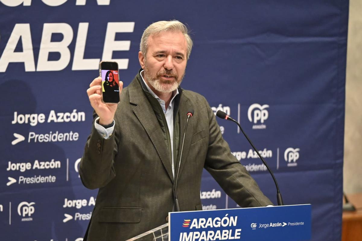 Jorge Azcón, este viernes en Cuarte de Huerva, con una foto de Pilar Alegría.