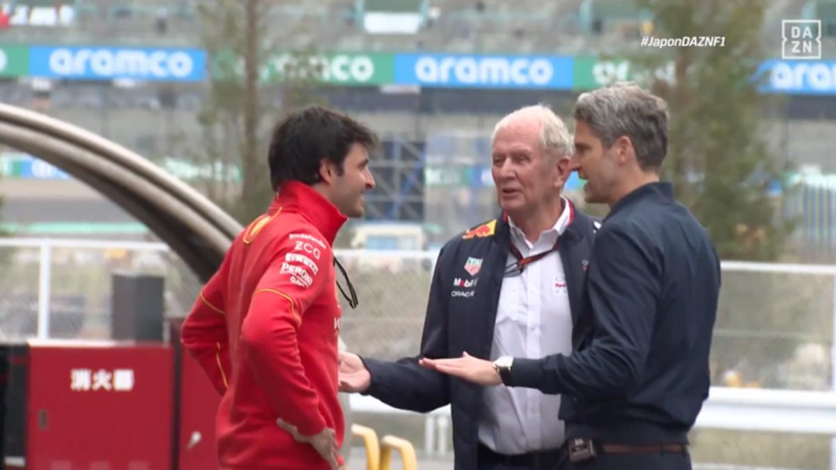 Carlos Sainz, charlando animadamente con Helmut Marko en el paddock de Suzuka