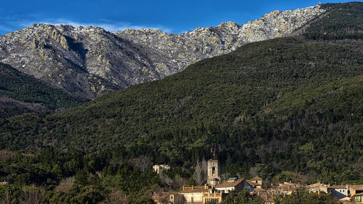Les muntanyes emmarquen l’entorn de Maçanet de Cabrenys