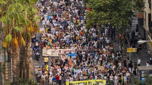 Manifestació a Palma, ahir, sota el lema ‘Mallorca al límit’.  | CATI CLADERA / EFE