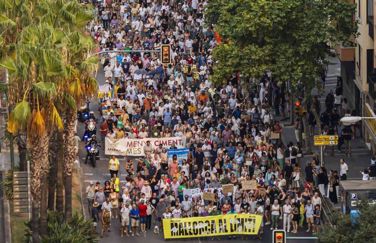 Manifestació a Palma, ahir, sota el lema ‘Mallorca al límit’.  | CATI CLADERA / EFE