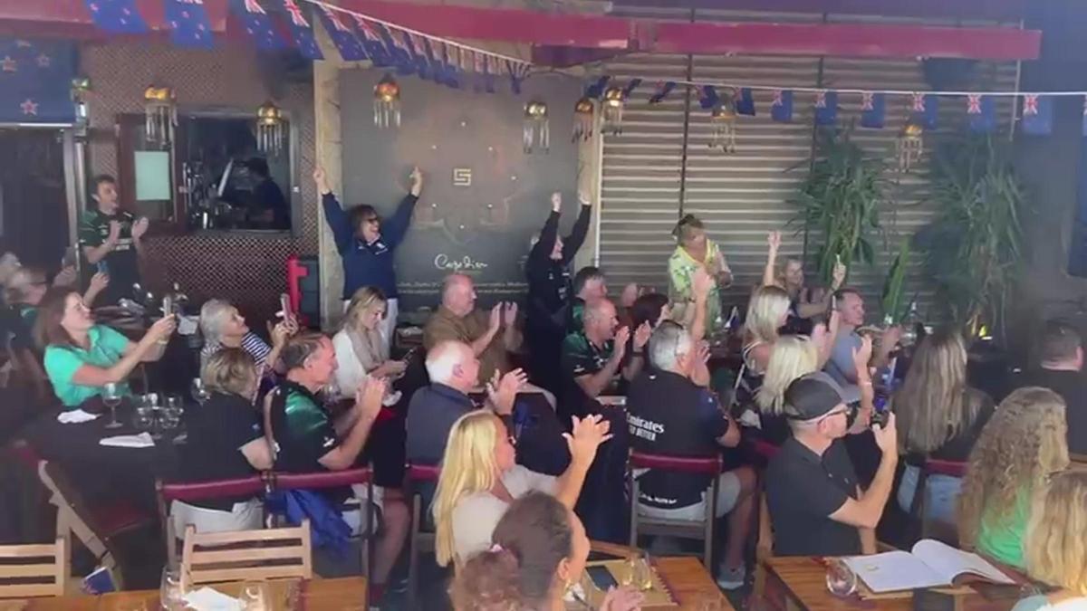 Equipo y fans de los kiwis celebrando la victoria en el Carpe Diem.