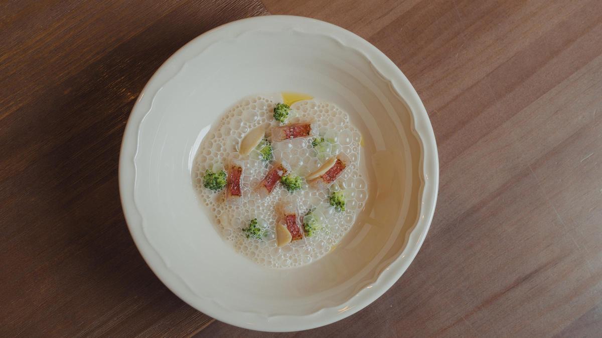 La ensalada de brócoli, almendra y salmonete de Mesón Sabor Andaluz.