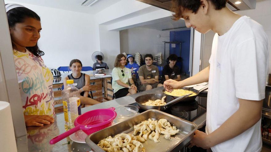 Un joven cocina en el taller «Cociña de Aquí e de Alá».