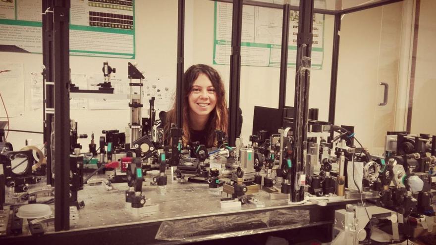 La doctora en Física e ingeniera óptica Carmen M. Lago, natural de Redondela, en un laboratorio.