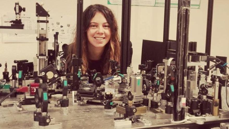 La doctora en Física e ingeniera óptica Carmen M. Lago, natural de Redondela, en un laboratorio. |   // FDV