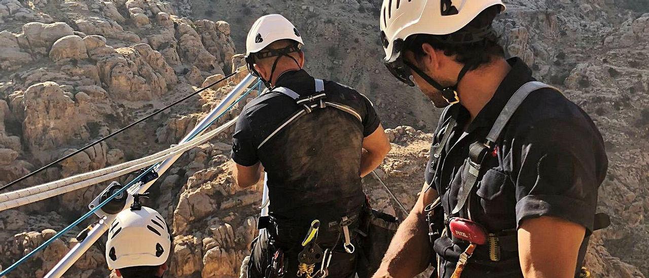 Miembros del grupo “Los Bribones” preparan una expedición a una cueva. | “Los Bribones”