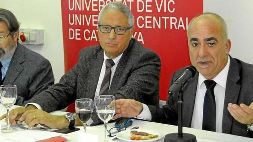 Jordi Montaña, rector de la UVic-UCC; Joan Turró, de la fundació Balmes, i Valentí Martínez, vicerector