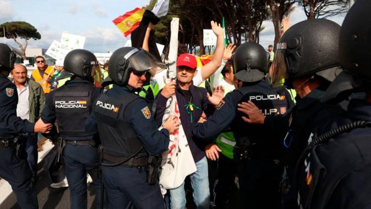 Agricultores discuten con las fuerzas del orden en las protestas agrarias en Algeciras este jueves.