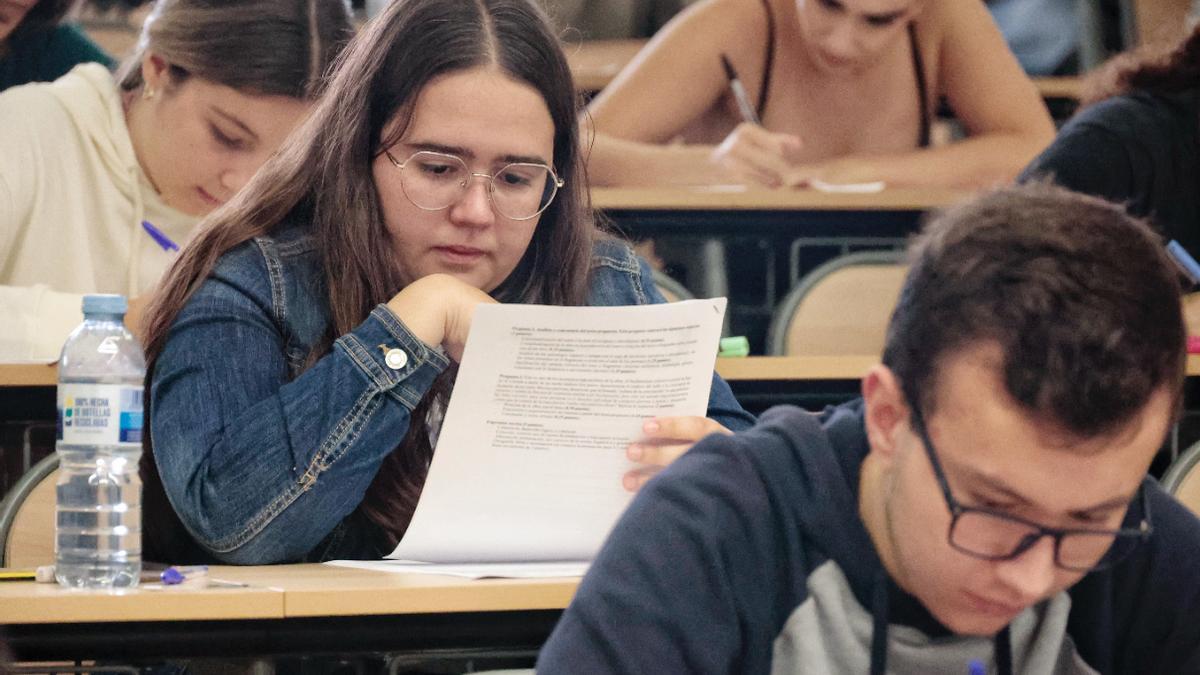 Una alumna realiza uno de sus exámenes de la EBAU en la Universidad deLaLaguna.