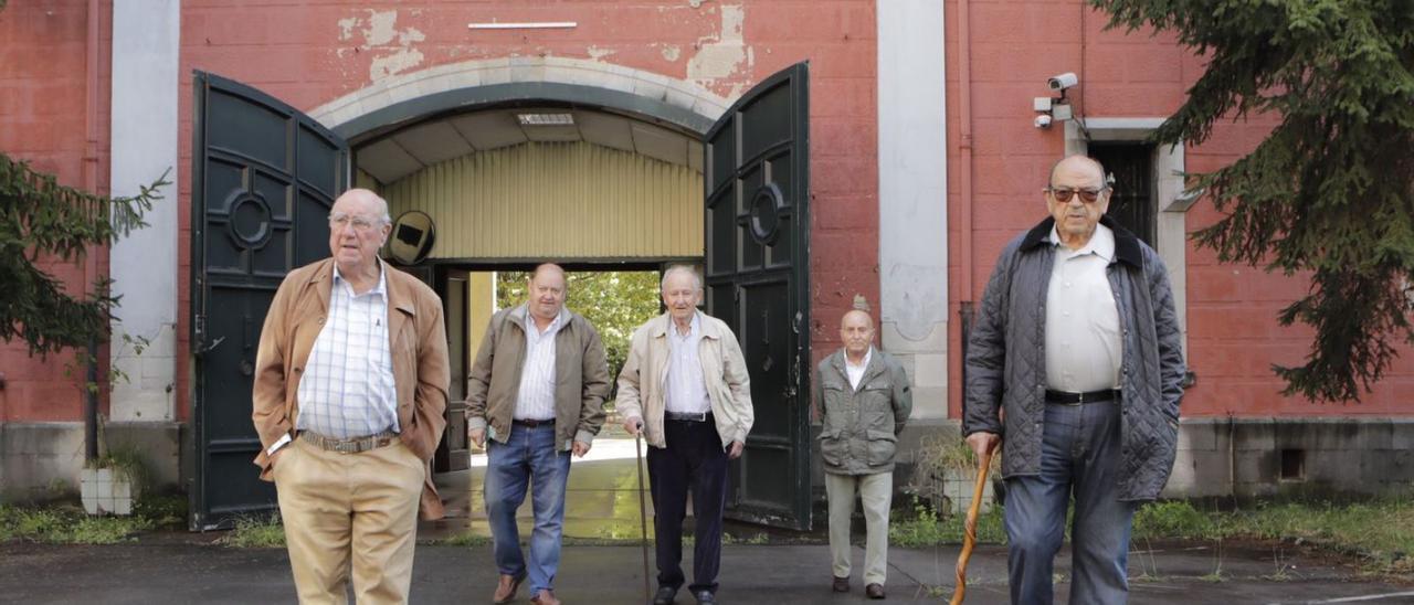 Por la izquierda, Rolando Montoto, Norberto González, Alfredo González, Paco Menéndez Junquera y Luis González, a las puertas de La Vega.