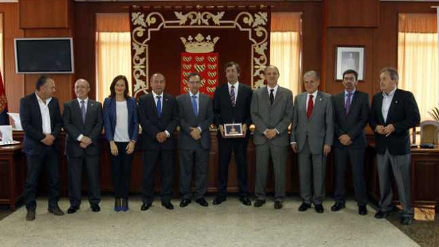 Pedro San Ginés (con la medalla) junto a Antonio Castro (i), diputados y alcaldes.|j. p.