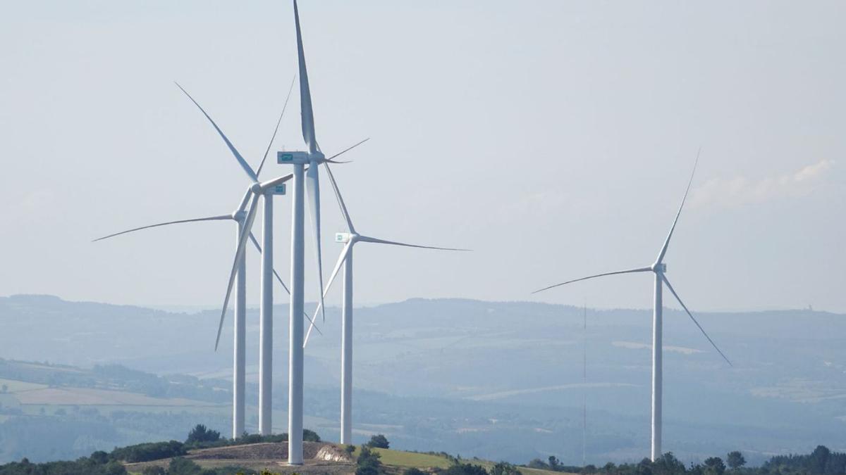 Uno de los numerosos parques eólicos habilitados en las cimas de montes de Costa da Morte