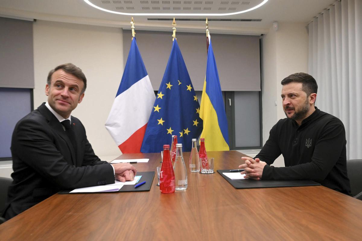 El presidente francés, Emmanuel Macron, durante una reunión mantenida con el presidente ucraniano, Volodímir Zelenski, este martes en Bruselas.